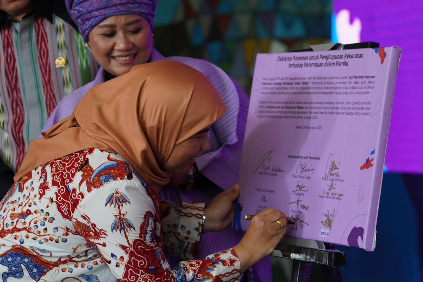 Indonesian MP Diah Pitaloka signing VAWP declaration