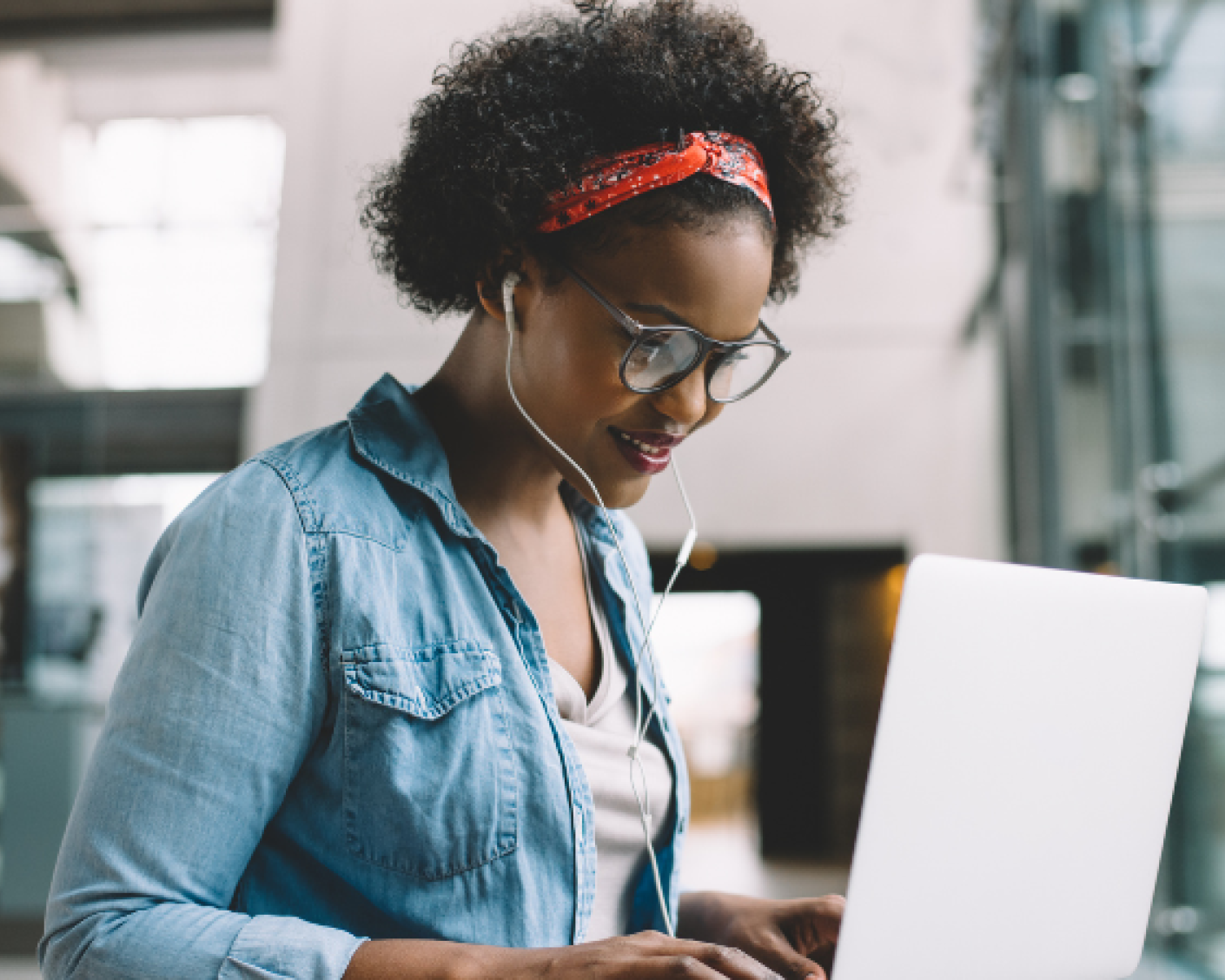 A young lady working on a laptop