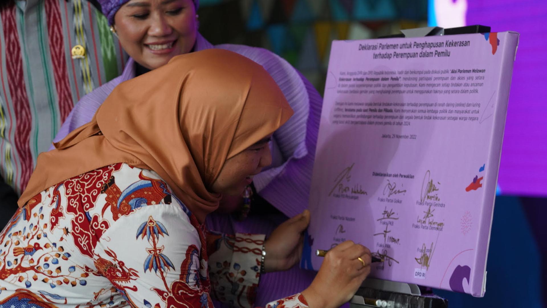 Indonesian MP Diah Pitaloka signing VAWP declaration